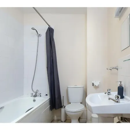 Modern, Light And Spacious City Centre Pad For 4